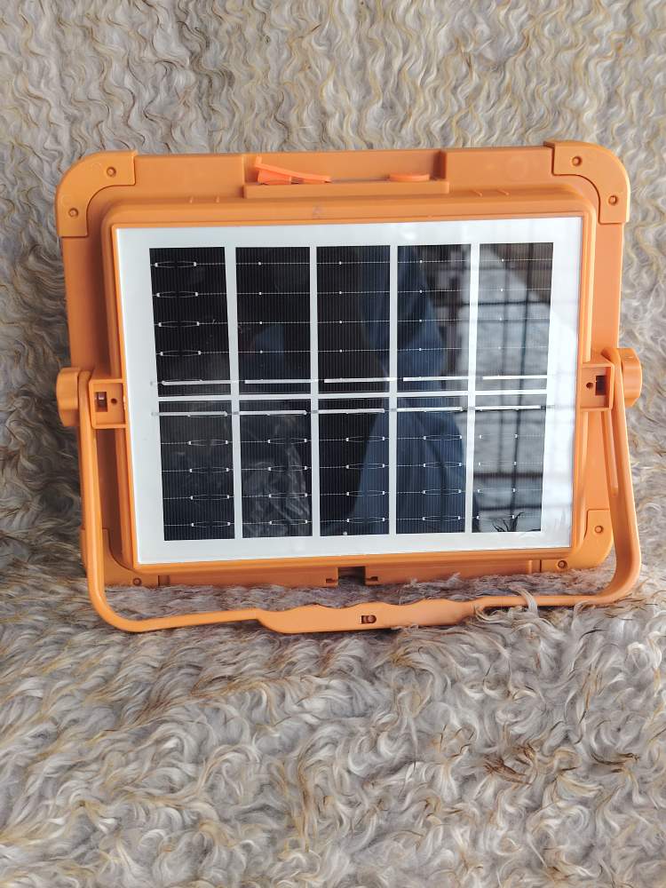 ​☀️ Projecteur Solaire LED Portable Oraimac – L'Éclairage Puissant à 0 F CFA d'Électricité !
